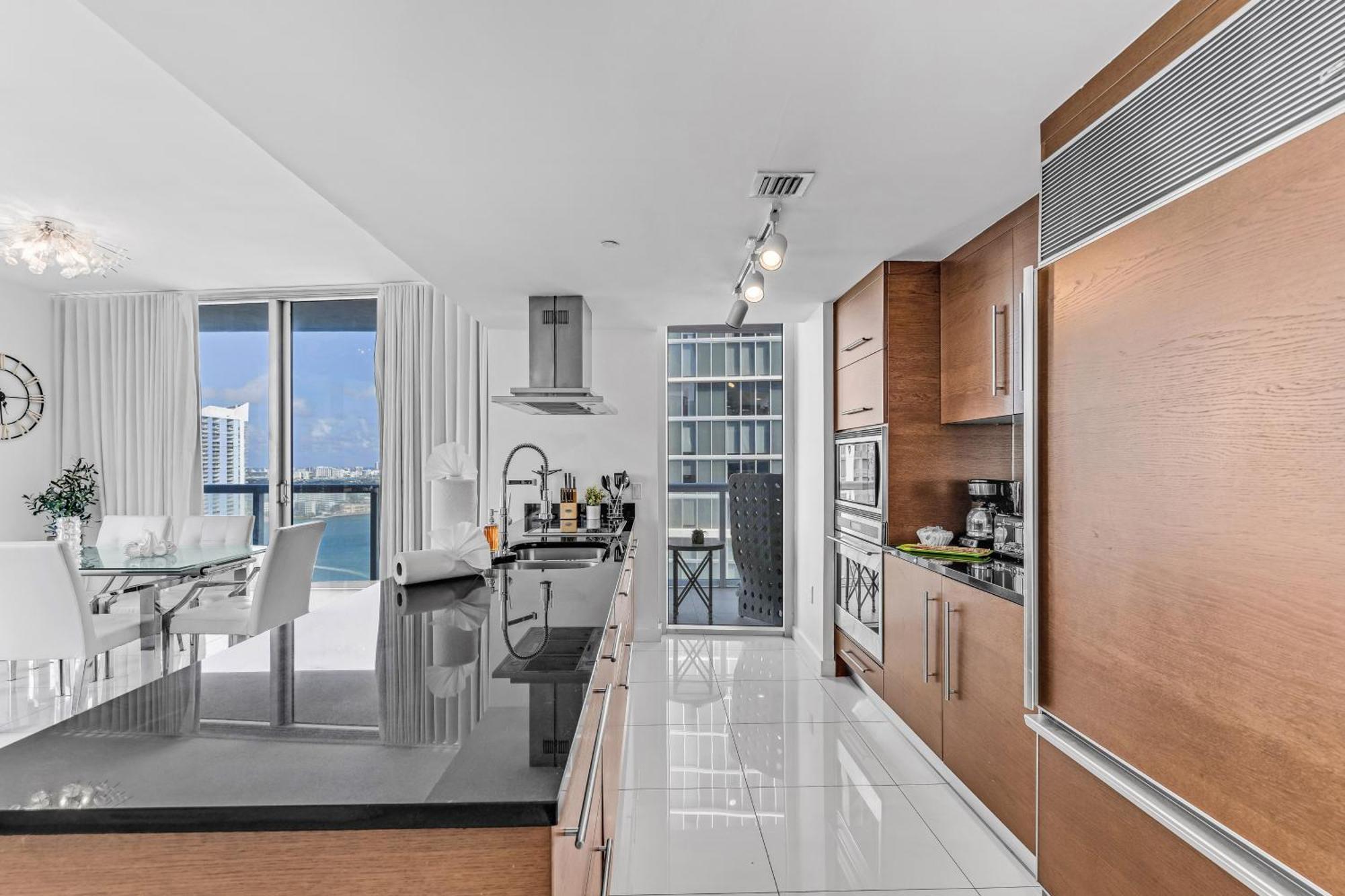 Luxurious Condo At Icon With Views ميامي المظهر الخارجي الصورة